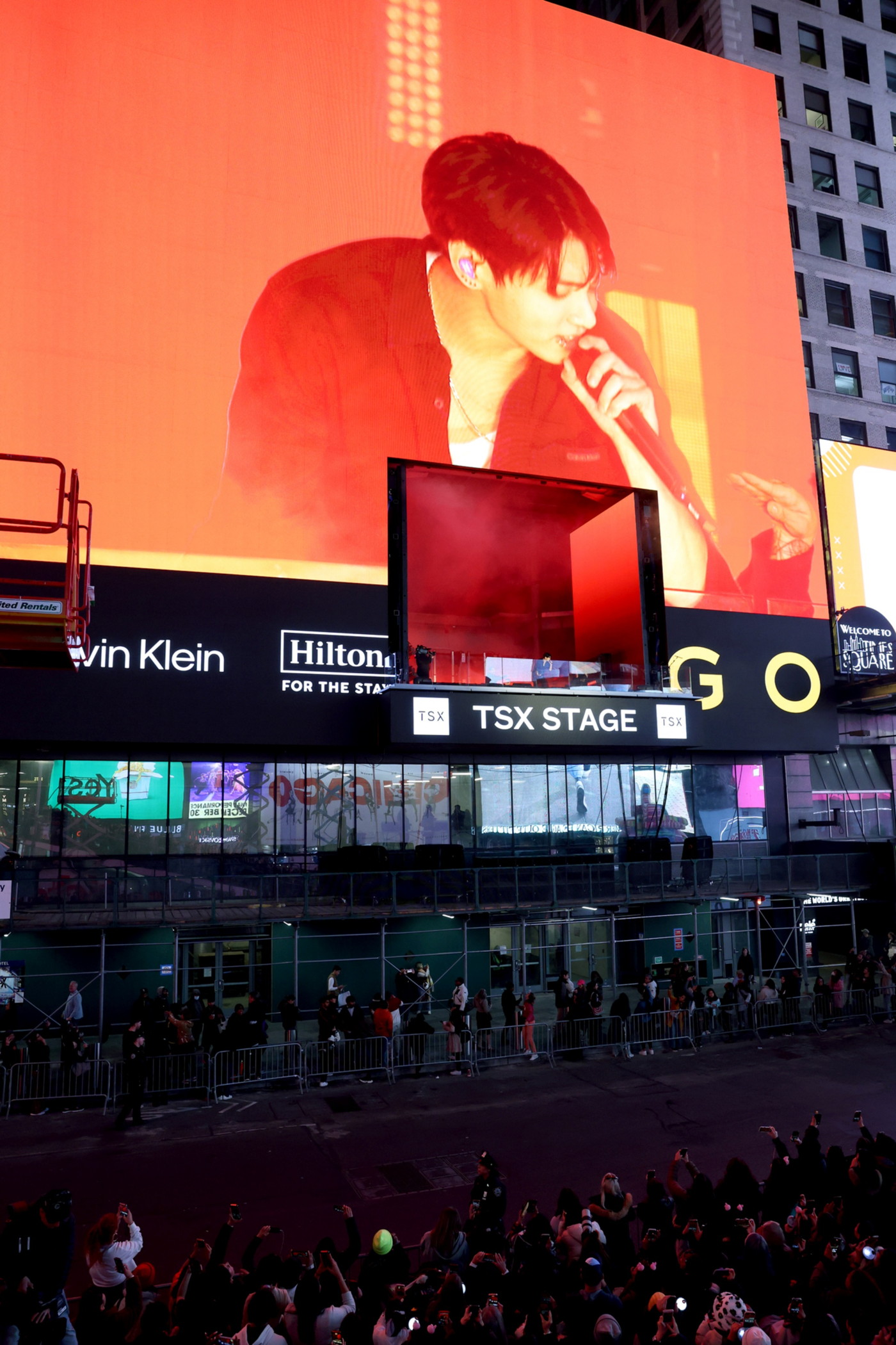 【ライブレポート】BTS JUNG KOOK、ニューヨーク・タイムズスクエアをゲリラ公演で揺らす - 画像一覧（3/6）