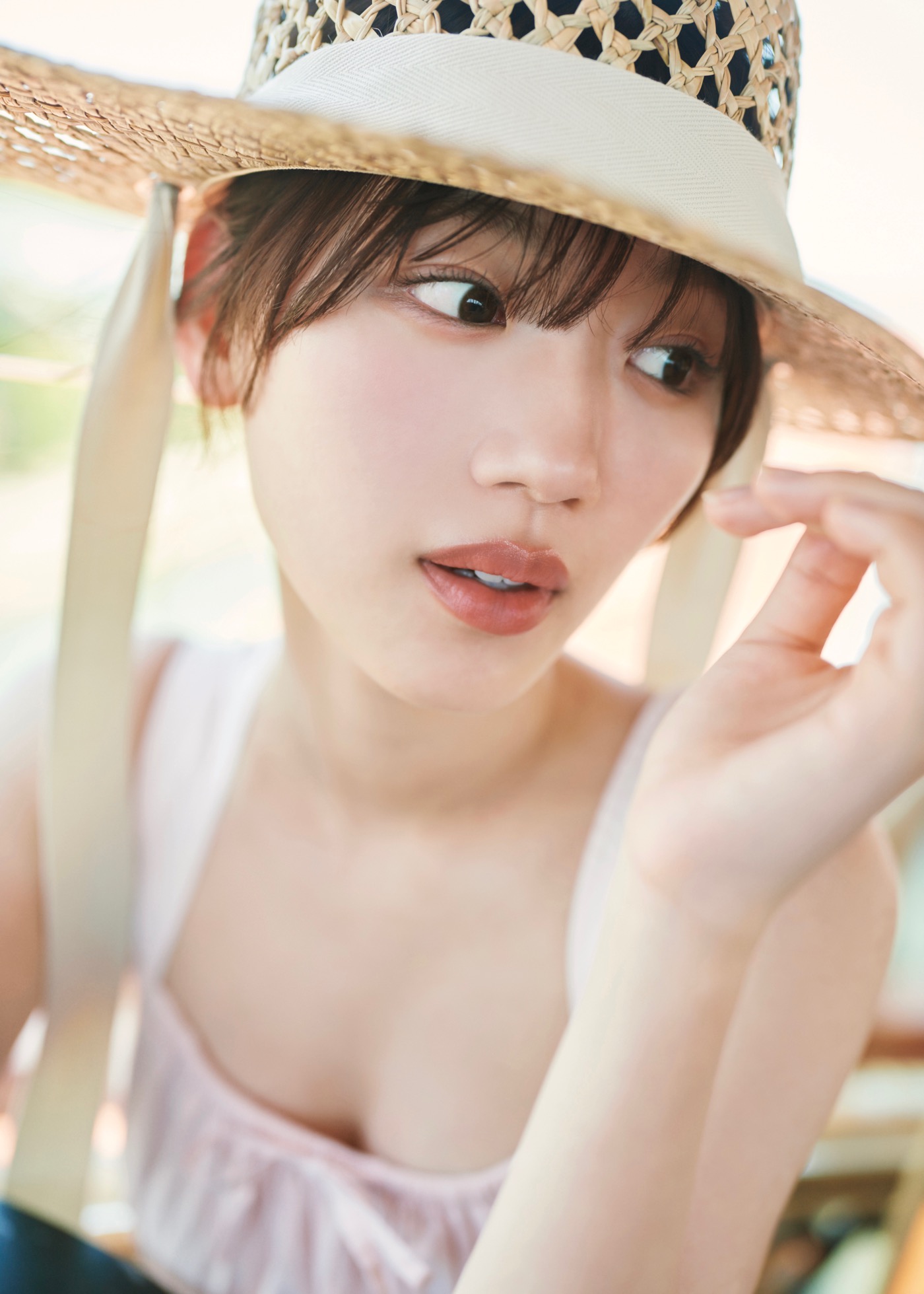 日向坂46佐々木美玲1st写真集より、麦わら帽子カット解禁！「ワンピースは実はミニ丈」