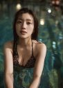 日向坂46佐々木美玲1st写真集『陽射しのパレード』より、夜のプールで泳ぐ水着カットが解禁 - 画像一覧（4/5）