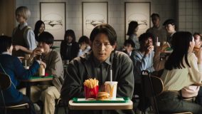 岡田准一がワンカットでダブチ愛を表現！マクドナルド新TVCM『はじめのダブチ』篇公開