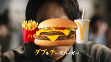 岡田准一がワンカットでダブチ愛を表現！マクドナルド新TVCM『はじめのダブチ』篇公開 - 画像一覧（7/11）