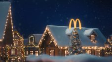 広瀬すず×山下智久が屋根の上で「メリーいちごクリスマス！」マクドナルド新TVCM公開 - 画像一覧（22/23）