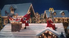 広瀬すず×山下智久が屋根の上で「メリーいちごクリスマス！」マクドナルド新TVCM公開 - 画像一覧（18/23）