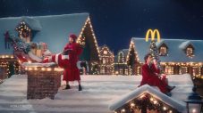 広瀬すず×山下智久が屋根の上で「メリーいちごクリスマス！」マクドナルド新TVCM公開 - 画像一覧（8/23）