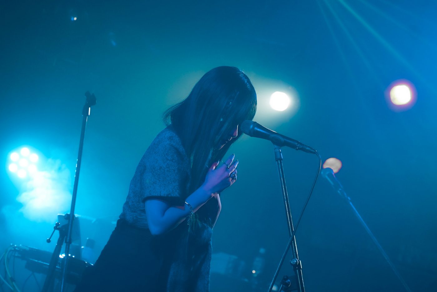 【SMA50th】krageとAnonymouzによるツーマンライブ『deep ocean』。“夜の海が似合うふたり”の一夜限りの特別な音世界をレポート - 画像一覧（4/10）