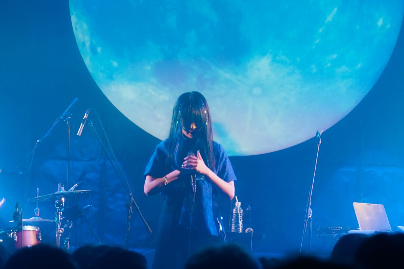 【SMA50th】krageとAnonymouzによるツーマンライブ『deep ocean』。“夜の海が似合うふたり”の一夜限りの特別な音世界をレポート - 画像一覧（3/10）