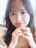 日向坂46濱岸ひより1st写真集『もしも』より、大胆背中見せドレス姿が公開！全国4都市でパネル展開催も決定