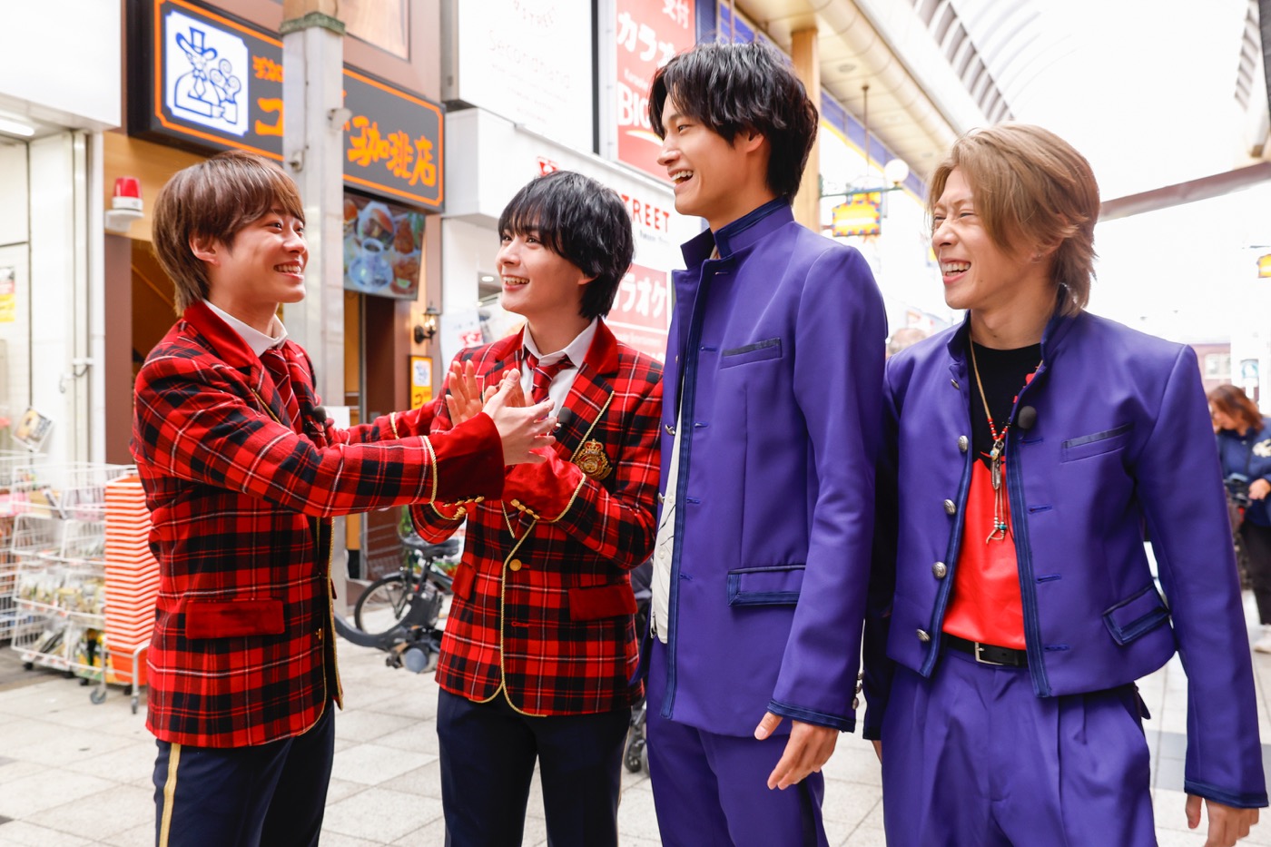 大西流星＆大橋和也（なにわ男子）、末澤誠也＆佐野晶哉（Aぇ! group）が大阪の商店街で大はしゃぎ - 画像一覧（1/3）