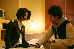 北村匠海と黒島結菜がベッドで見つめ合う。映画『明け方の若者たち』新場面写真が解禁