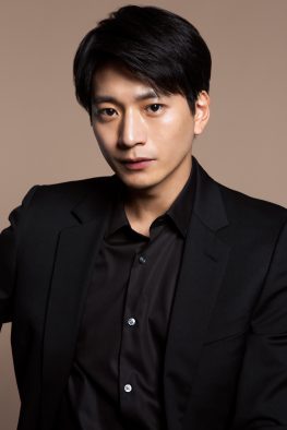 女王蜂のWEBラジオに、ドラマ『パリピ孔明』でアヴちゃんと共演した俳優・向井理がゲスト出演