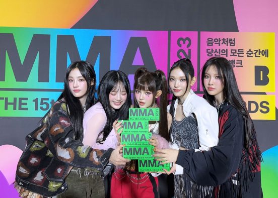 【レポート】NewJeans『MMA 2023』で大賞2冠を含む5冠達成の快挙！ さらに圧巻のステージを披露