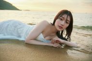 日向坂46佐々木美玲1st写真集『陽射しのパレード』より、夕暮れの海で横たわるドレスカット解禁 - 画像一覧（1/2）