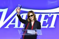 YOSHIKI、米『Variety Hitmakers』授賞式にネックブレースなしで登場！「これからも挑戦を続けていきたい」 - 画像一覧（1/1）