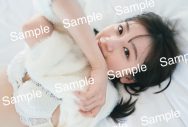 佐々木美玲1st写真集よりふわふわな白ニットを着用したかわいくてセクシーな封入ポストカード絵柄解禁 - 画像一覧（2/9）