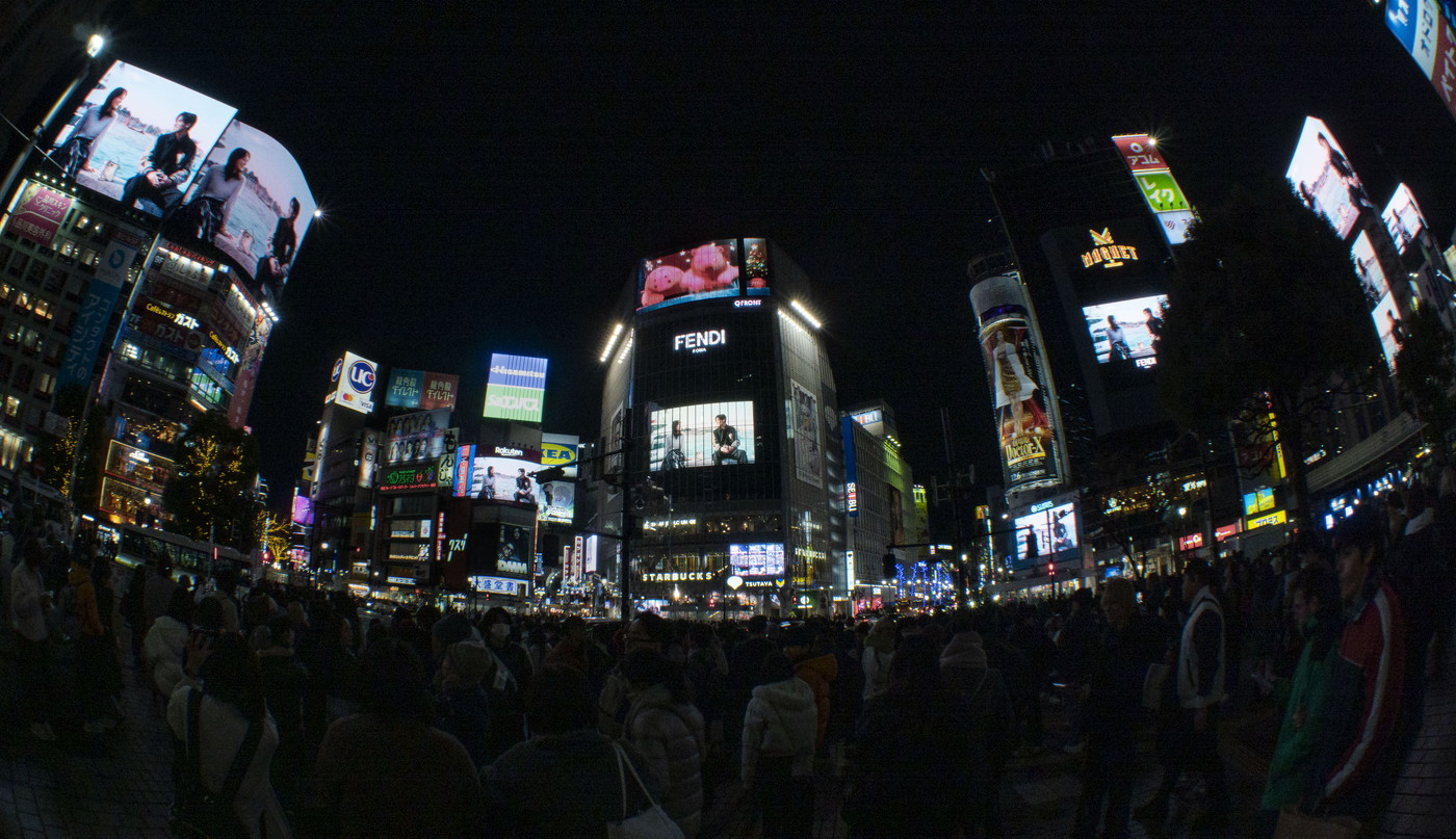 川口春奈＆目黒蓮（Snow Man）が渋谷スクランブル交差点をジャック！フェンディSPムービー一斉放映