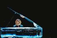 YOSHIKI、日本最大規模の入社式にサプライズ登場。「戦場のメリークリスマス」を演奏し坂本龍一を追悼 - 画像一覧（6/6）