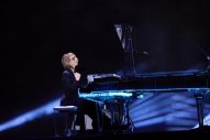 YOSHIKI、日本最大規模の入社式にサプライズ登場。「戦場のメリークリスマス」を演奏し坂本龍一を追悼 - 画像一覧（5/6）