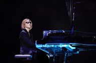 YOSHIKI、日本最大規模の入社式にサプライズ登場。「戦場のメリークリスマス」を演奏し坂本龍一を追悼 - 画像一覧（4/6）