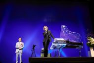 YOSHIKI、日本最大規模の入社式にサプライズ登場。「戦場のメリークリスマス」を演奏し坂本龍一を追悼 - 画像一覧（3/6）