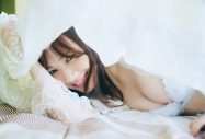 乃木坂46・田村真佑、1st写真集『恋に落ちた瞬間』2着目となるランジェリーカット先行公開 - 画像一覧（1/2）