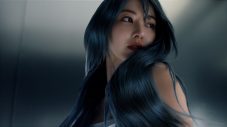 LE SSERAFIMサクラ（宮脇咲良）ブルーのロングヘアを華麗に操る“&be HAIR”新CMが公開 - 画像一覧（4/7）