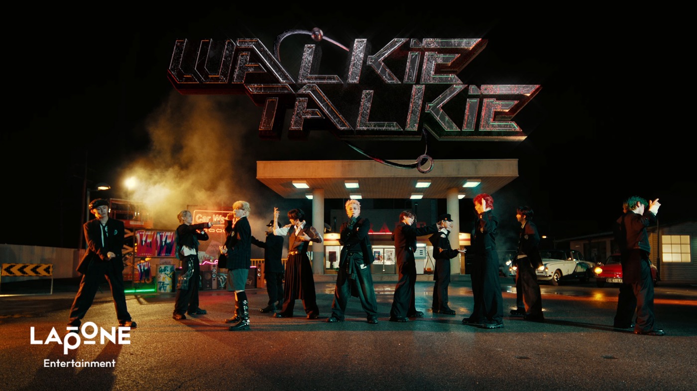 INI、新曲「Walkie Talkie」PV公開！振り付けには、ウォーキートーキー（トランシーバー）で話すような動作も