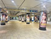 Girls²×STU48×HKT48のメンバーからなるプロジェクト“IDOLS”の柱巻広告が東京メトロ表参道駅に登場 - 画像一覧（2/2）