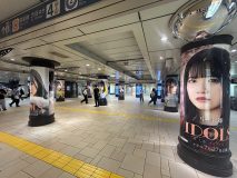 Girls²×STU48×HKT48のメンバーからなるプロジェクト“IDOLS”の柱巻広告が東京メトロ表参道駅に登場