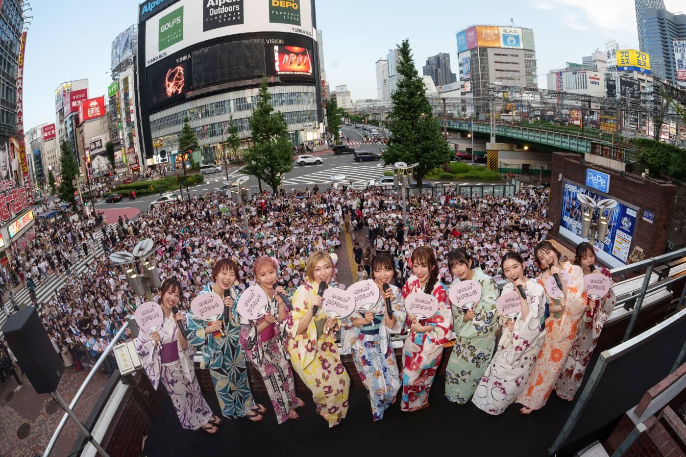 【ライブレポート】私立恵比寿中学、15周年記念ゲリラライブ『えびちゅう夏祭り』に3000人集結！ 新曲入りEPリリース発表