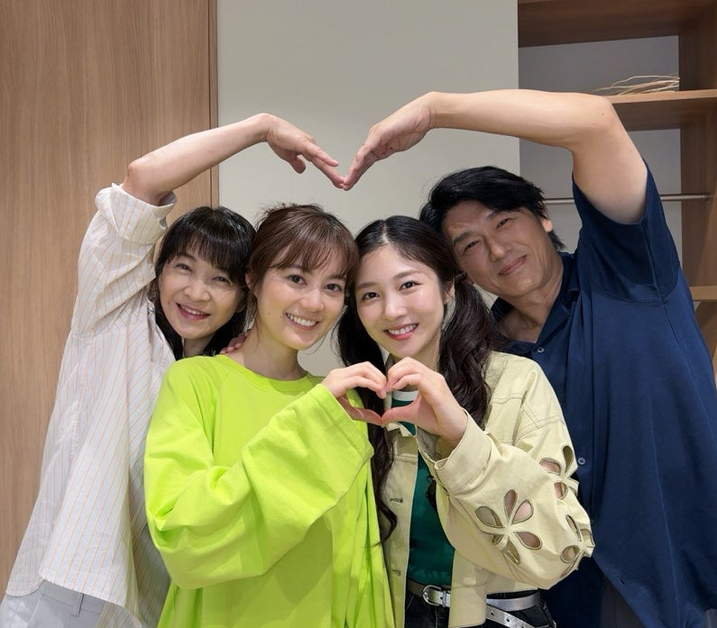 生田絵梨花主演ドラマ『素晴らしき哉、先生！』より、生田×内海誠子×田中美佐子×高橋克典による“笹岡家ショット”公開 - 画像一覧（2/2）