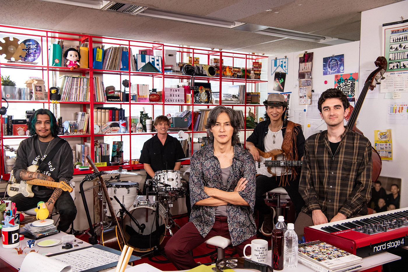 稲葉浩志が最強のツアーメンバーを率い『tiny desk concerts JAPAN』でパフォーマンス