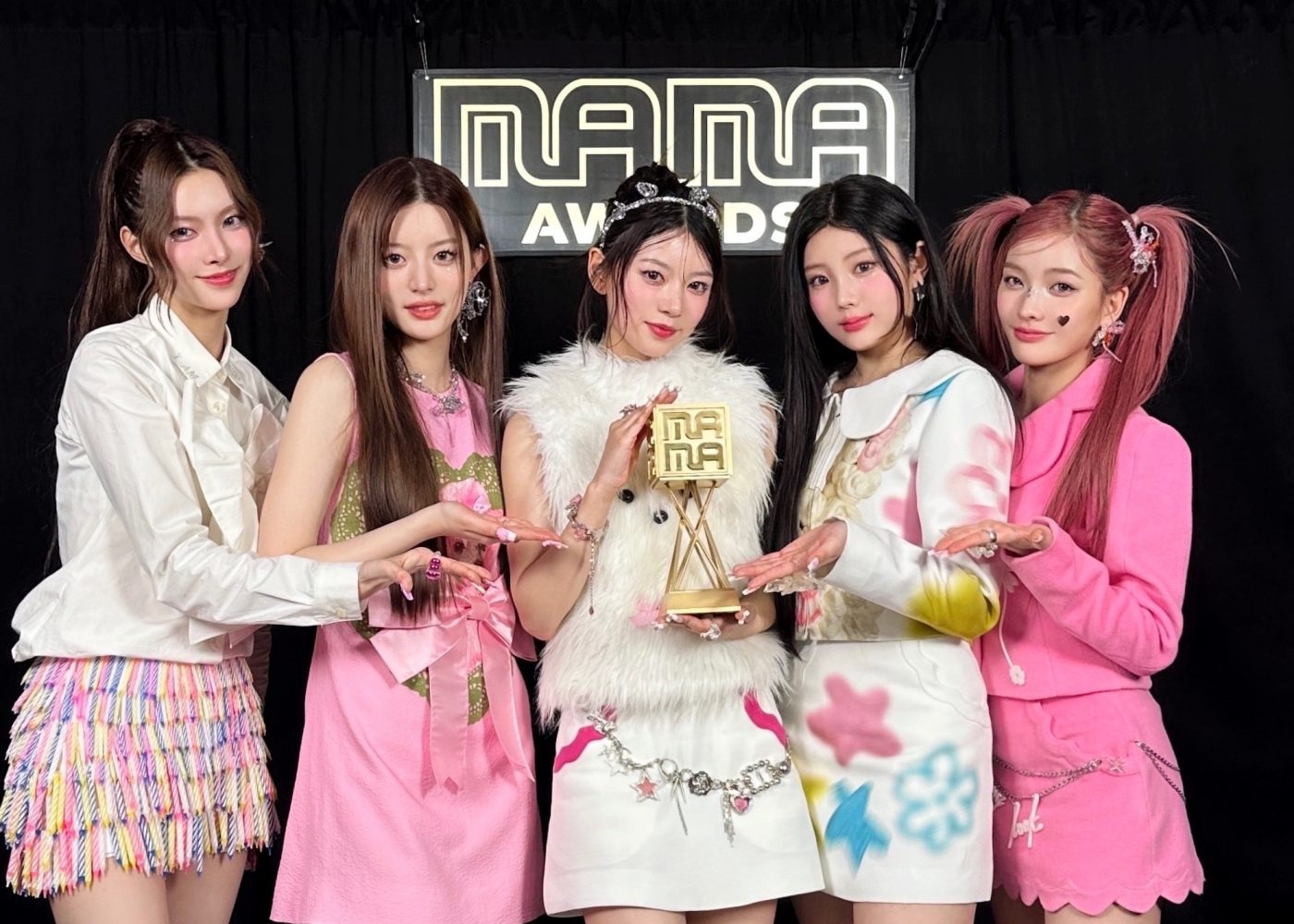 ILLIT『2024 MAMA AWARDS』で「Best New Female Artist」部門を受賞！『第66回 日本レコード大賞』に続き2度目の新人賞