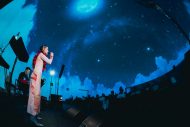 【ライブレポート】安田レイ、初のプラネタリウム公演を開催！中島美嘉「ORION」など星にまつわる名曲カバーも - 画像一覧（8/9）