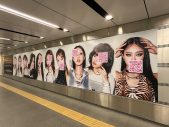 『No No Girls』（ノーノーガールズ）ファイナリスト10名の顔をあえて隠した広告が渋谷駅に登場 - 画像一覧（1/3）